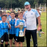 Foto: Capitão sub 12 com a taça Vice-campeão /  Escola de Futebol do Grêmio Garra / Divulgação