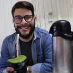 "Tenho no chimarrão uma companhia, principalmente pela manhã. Durante a semana, ele me acompanha no trabalho. Preparar o mate é um hábito que eu aprendi a valorizar no meu dia a dia". Carlos Eduardo Rodrigues, 23 anos