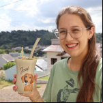 "Meu momento favorito para tomar chimarrão é nos finais de semana, quando posso fazer tudo com calma, sem pressa. É nessa hora que o chimarrão vira meu companheiro fiel — me ajuda a recarregar as energias e me conectar com Deus". Gabriela Badia, 26 anos